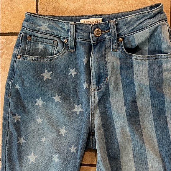 SHYANNE WOMEN'S STARS & STRIPES PRINT HIGH RISE SUPER FLARE JEANS, Sz 26 - Picture 6 of 9